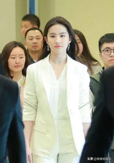 衣架子西装写真,男明星穿西装谁最好看