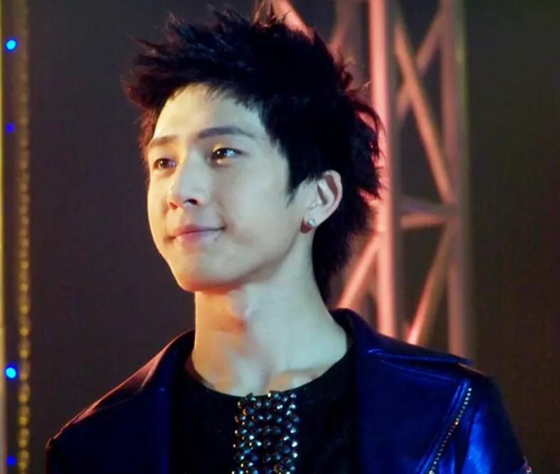 井柏然:出生28天被弃,60岁奶奶捡废品将他养大,爆红后父母来认亲