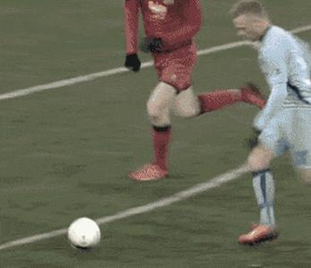 足球场上搞笑视频,盘点足球十大搞笑瞬间