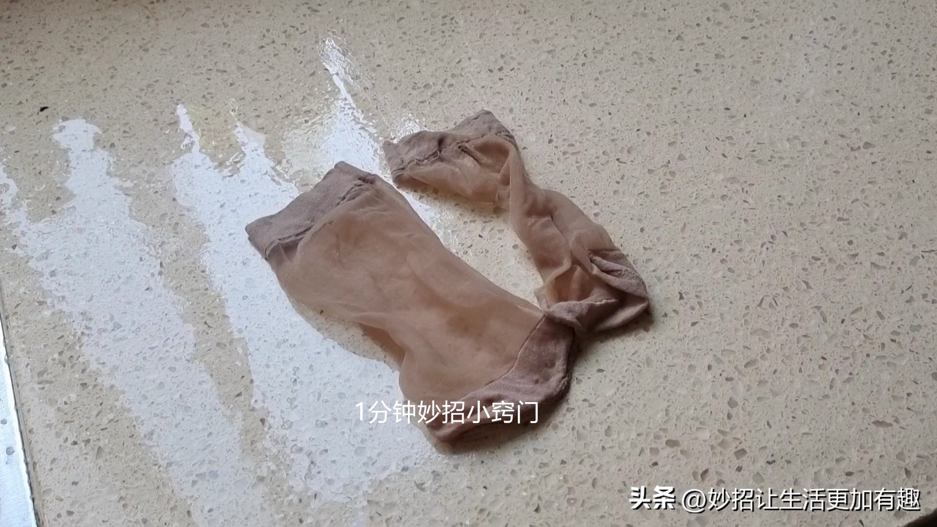 垃圾桶穿钢丝的方法,用丝袜如何固定垃圾桶