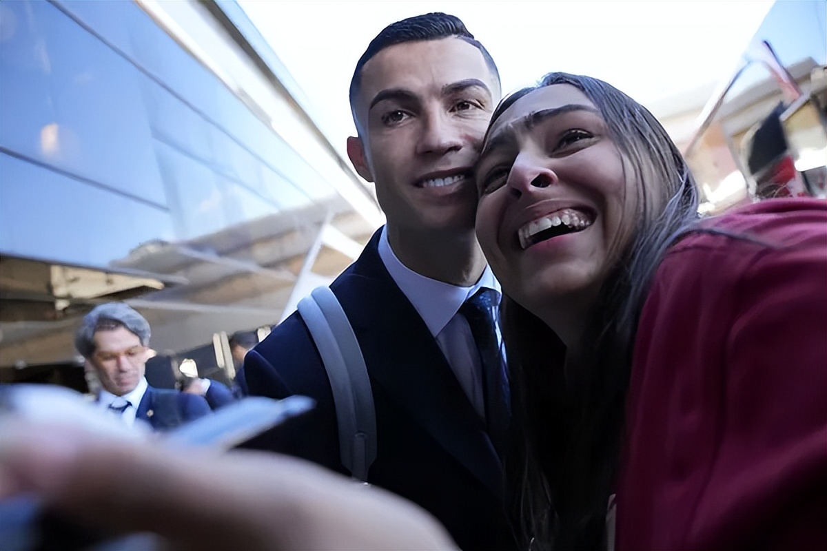 卡塔尔世界杯让人惊艳的美女,卡塔尔世界杯赛场球迷疯狂瞬间