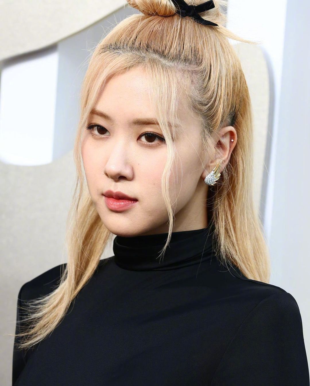 blackpink红毯造型lisa,blackpinklisa穿破洞裤