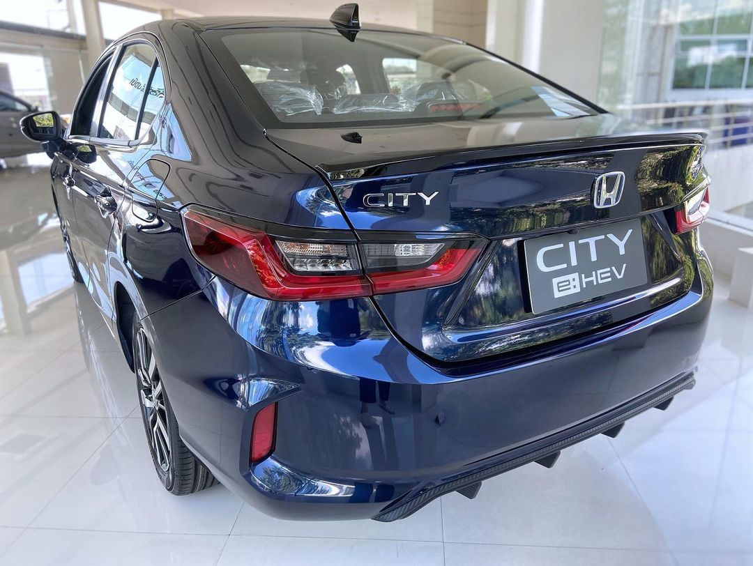 对标大众桑塔纳！落地8万！2023版本田city亮相！1.5L+CVT，犀利