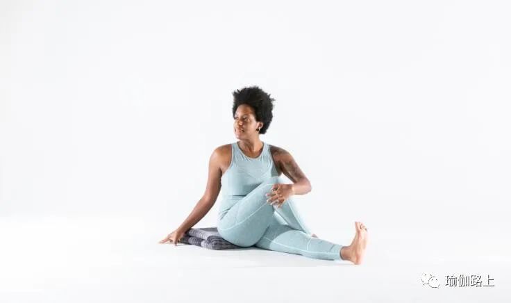 髋关节一边松一边紧怎么练习瑜伽,髋太紧怎么改善