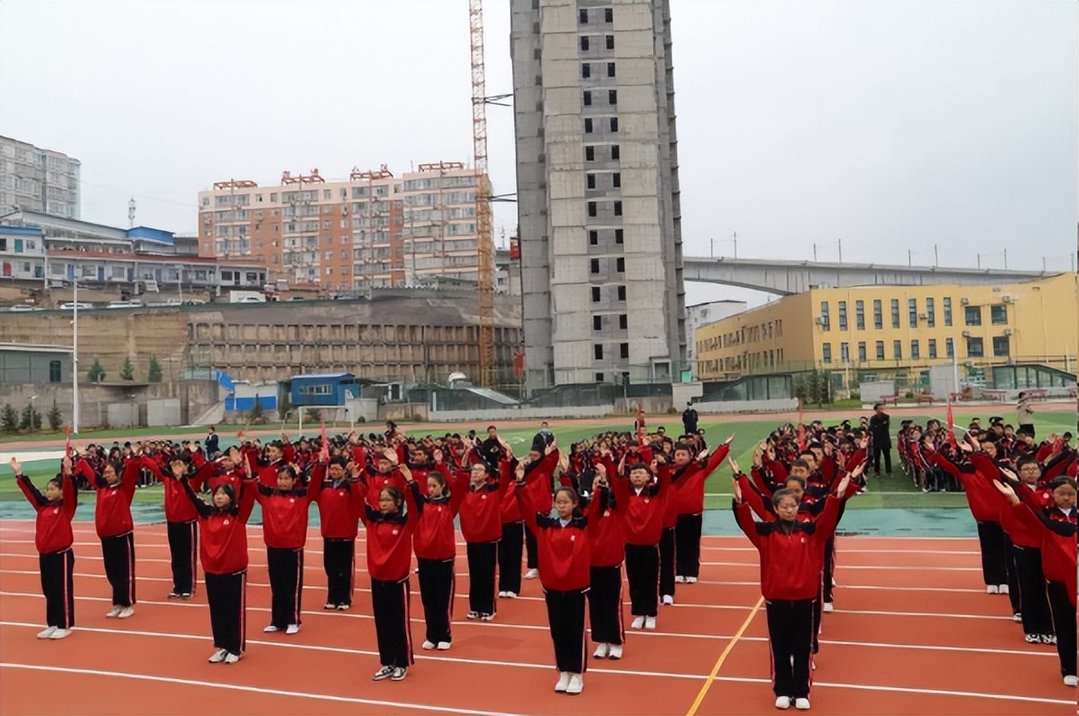 吴堡县二中举行广播体操暨花样跑*比操**赛