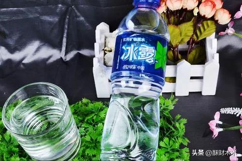 瓶子寒酸一捏就软，却年卖数十亿，“1元水”市场为何只剩冰露？