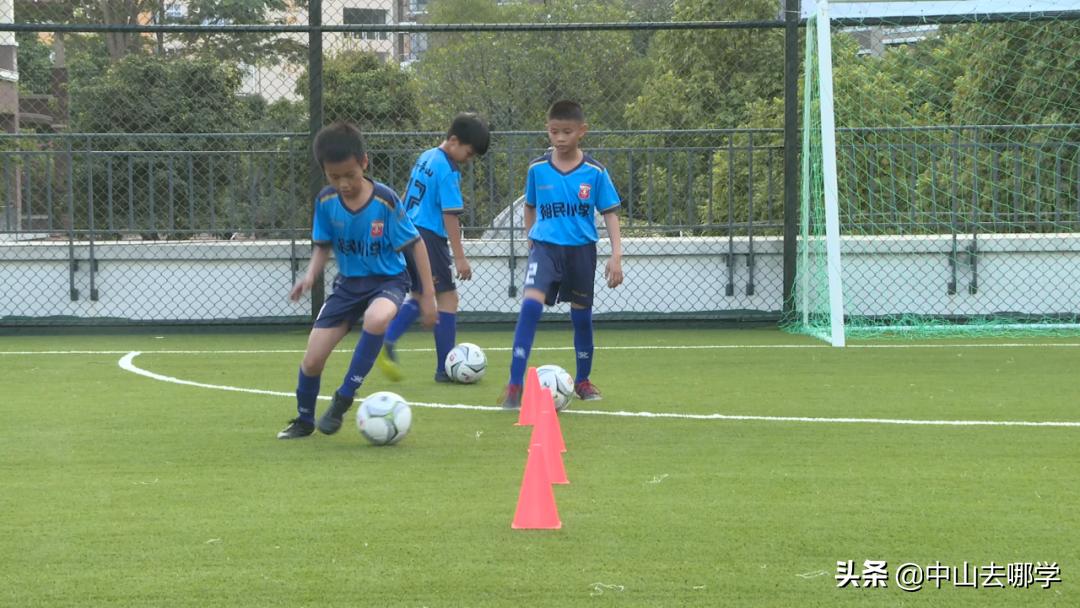 在室内足球场踢足球,在足球场里踢足球