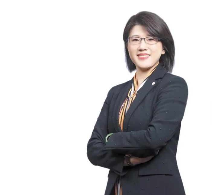 单身的王道公主骆怡君接班有成，为免父母挂心人工受孕圆了妈妈梦