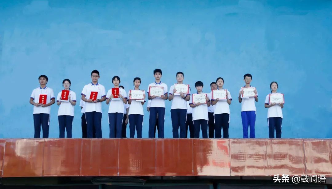 阆中中学举行2023年秋开学典礼暨学生表彰大会