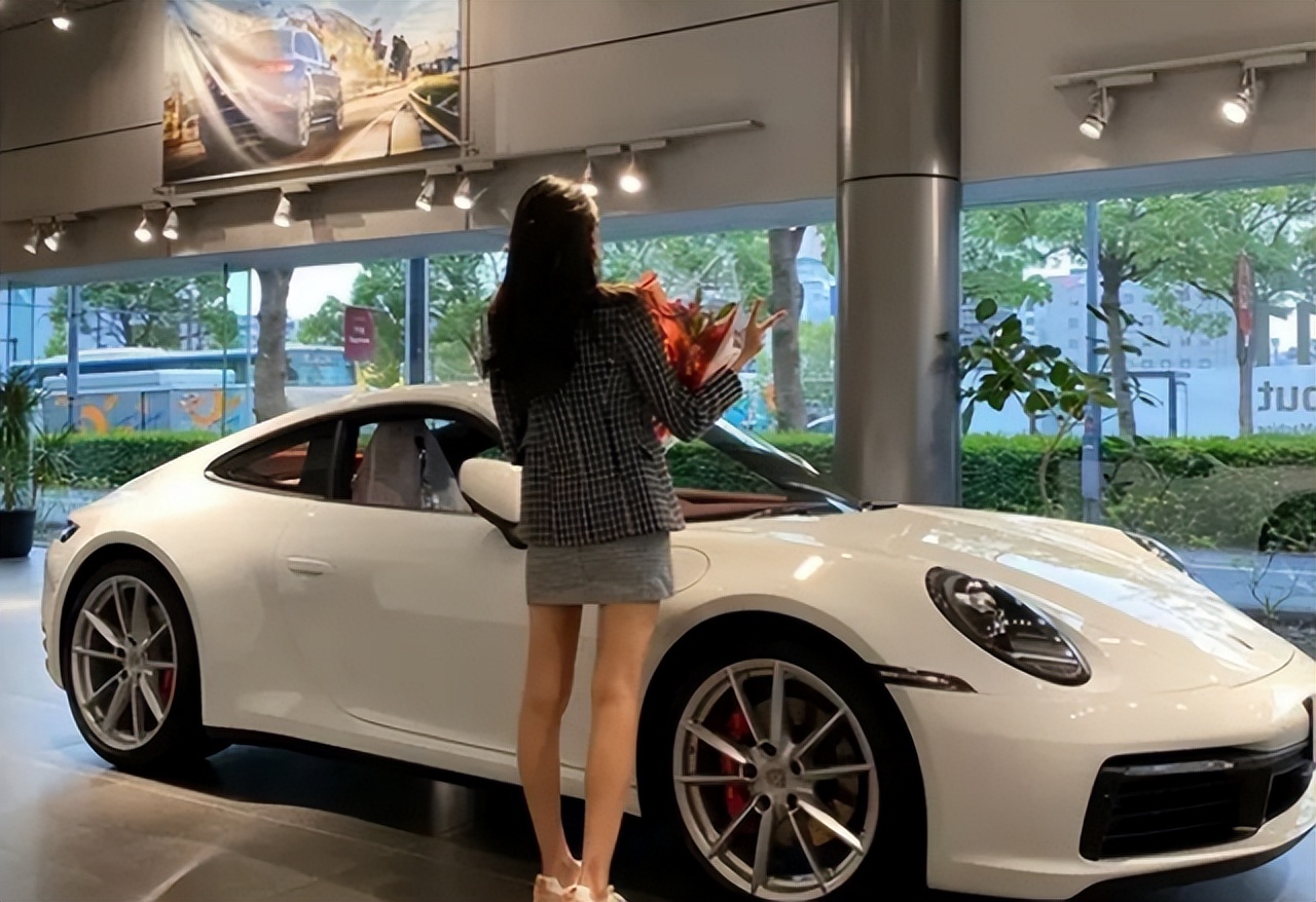 网红富婆租车拍视频装有钱人,养豹的富婆