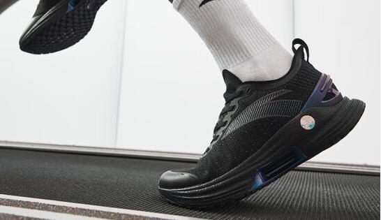 纯黑色跑鞋推荐前十名,入门级纯黑跑鞋推荐