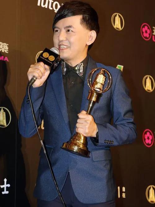 黄子佼为啥爆料那么多人,黄子佼被曝拿刀割自己