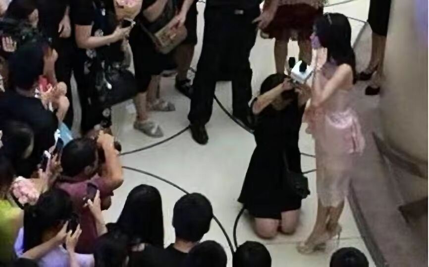 国民女明星招全能助理，月薪3300，男顶流让女助理手洗内衣