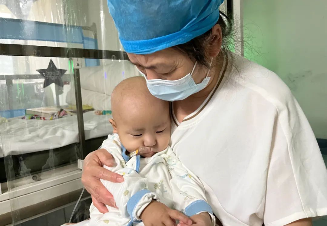 小孩身上长了一个大脓包是什么,男童白色小脓包