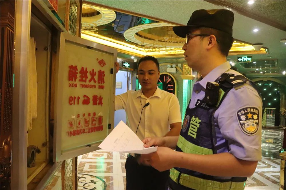 夜间巡逻坚守岗位,夜间巡逻保平安