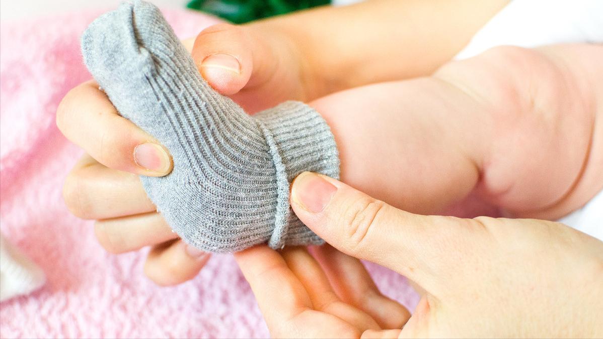 小孩老是光脚有厚袜吗,小孩穿鞋总爱脱