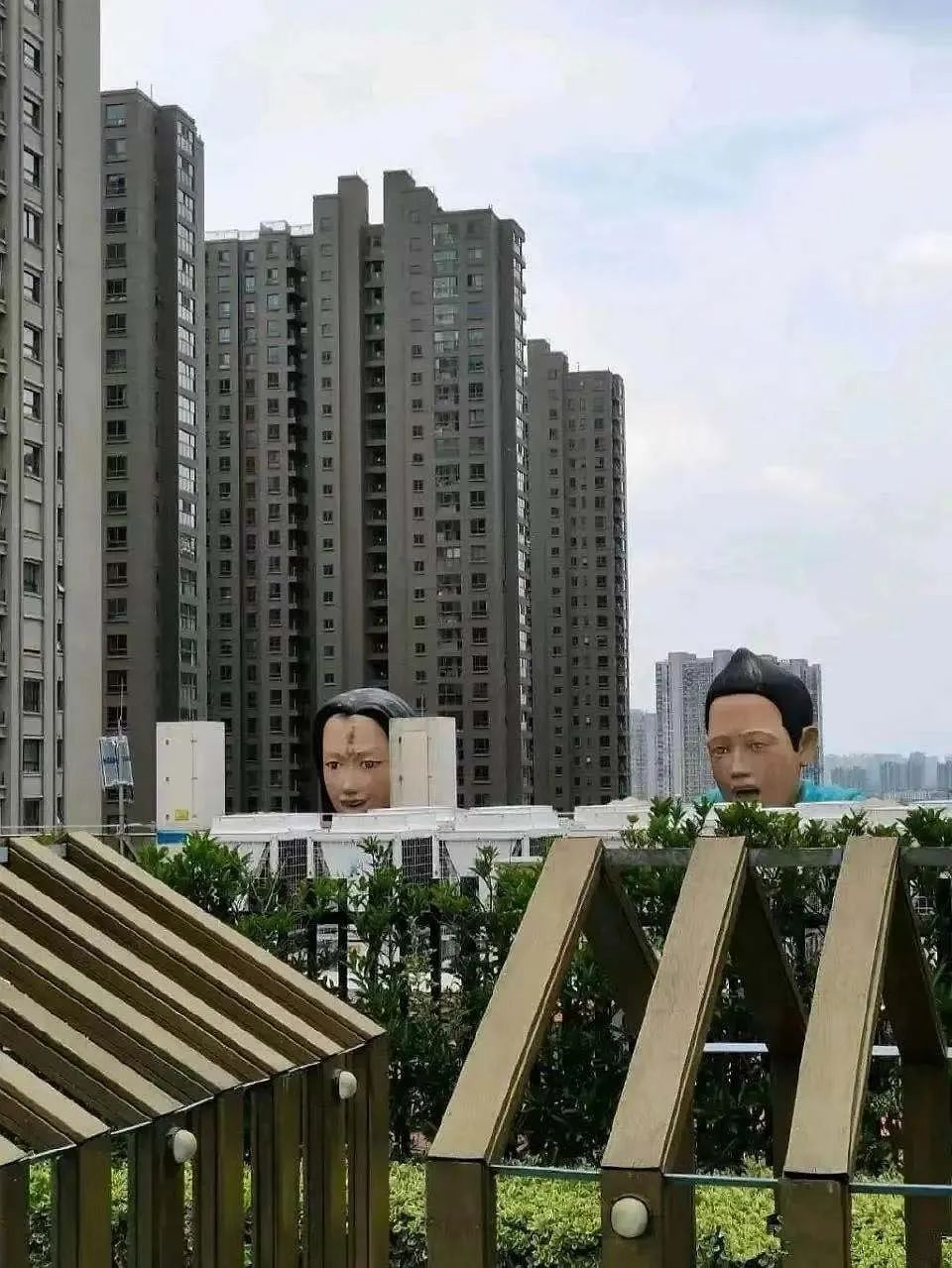 上海“出柜大楼”火出圈了，网友：柜子成精，“柜”到离谱！