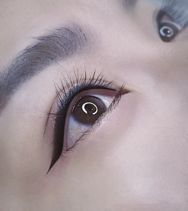 如何规避眼线发蓝的问题,怎么才能防止眼线晕色