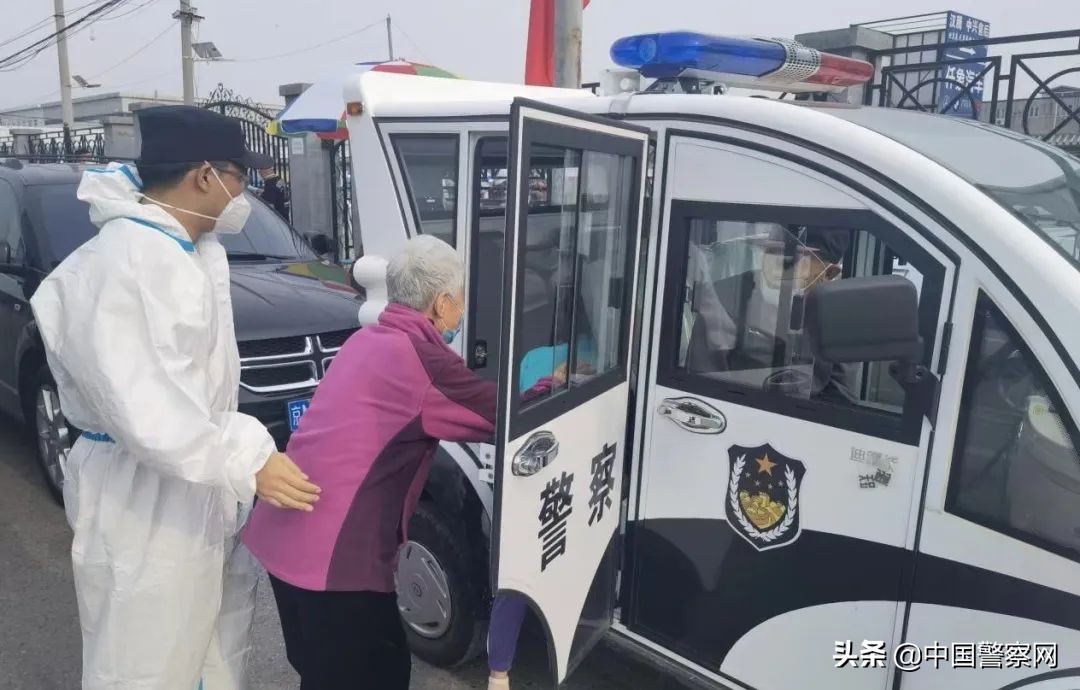 【抗疫一线】北京昌平：核酸检测点上的暖心警事儿