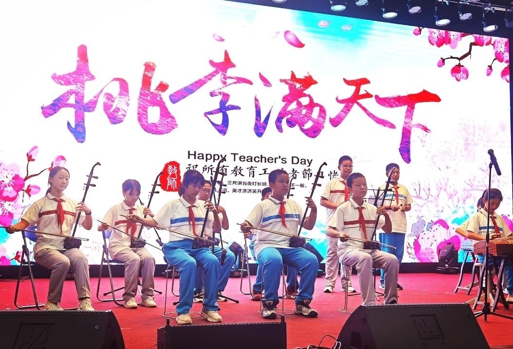 立德树人担使命躬耕教坛守初心,立德树人守初心家国情怀勇担当