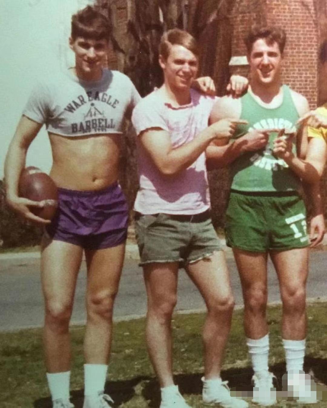 男生裤子越短越gay?刘德华、成龙穿齐X热辣小短裤下场打脸