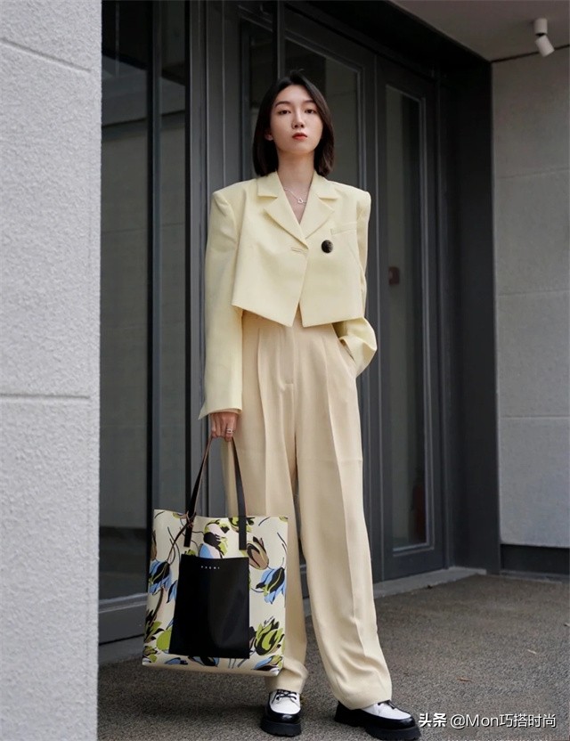 黄杏色裤子秋冬穿搭,春秋黑色显瘦微喇小黑裤穿搭