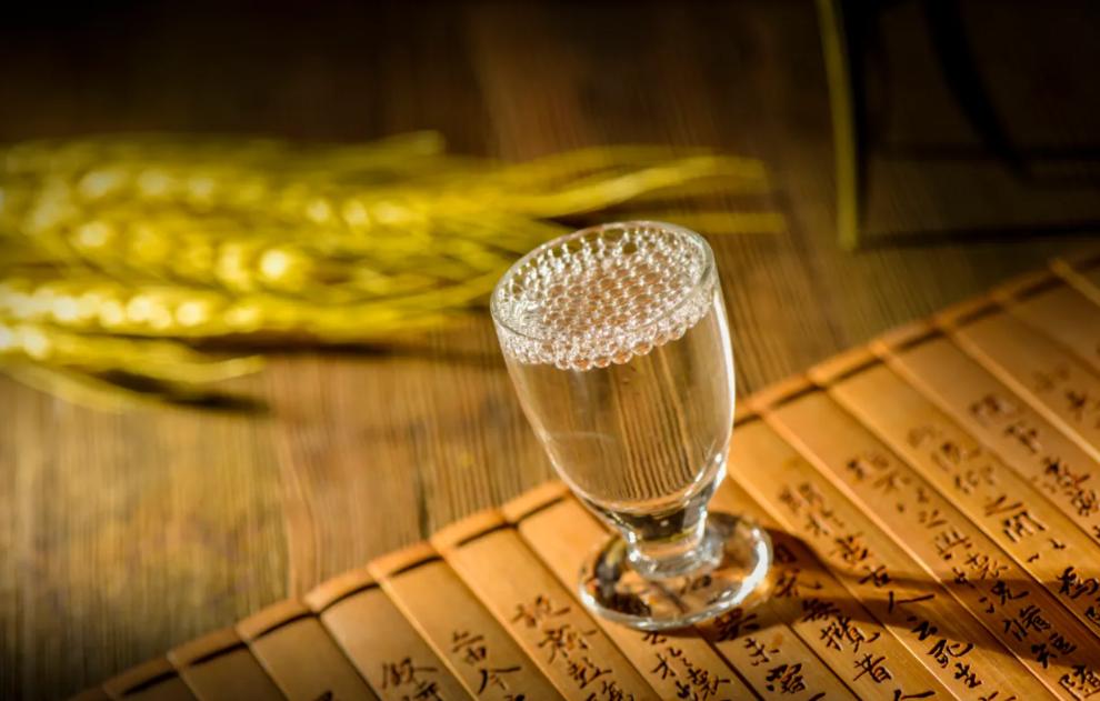 一瓶粮食酿的白酒成本到底是多少,粮食酿造白酒的成本大概多少