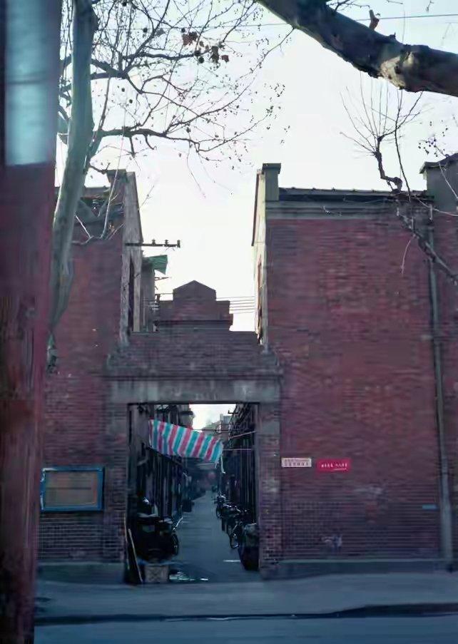 高清老照片：旗人格格大腿岔开豪放洗衣，地主三妻四妾不输女明星