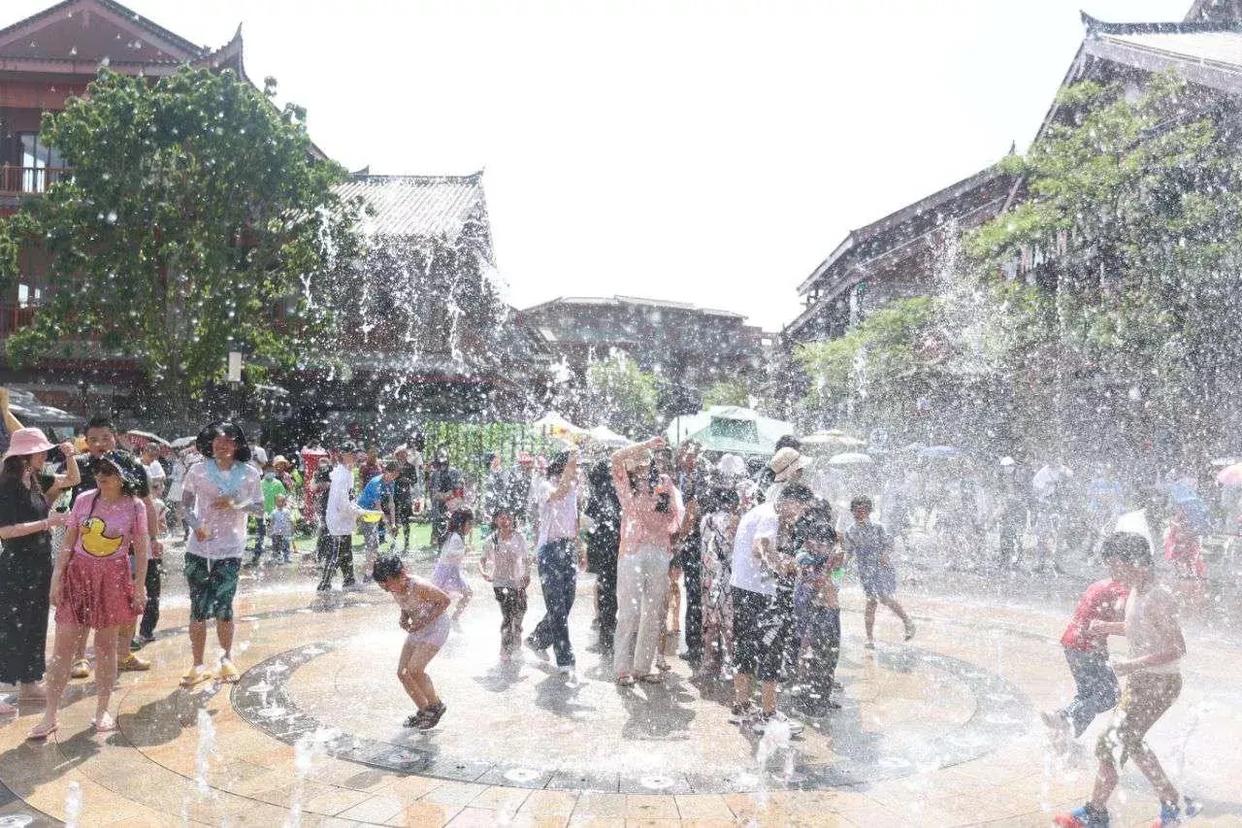 西双版纳万人泼水节视频,西双版纳游玩攻略体验万人泼水节