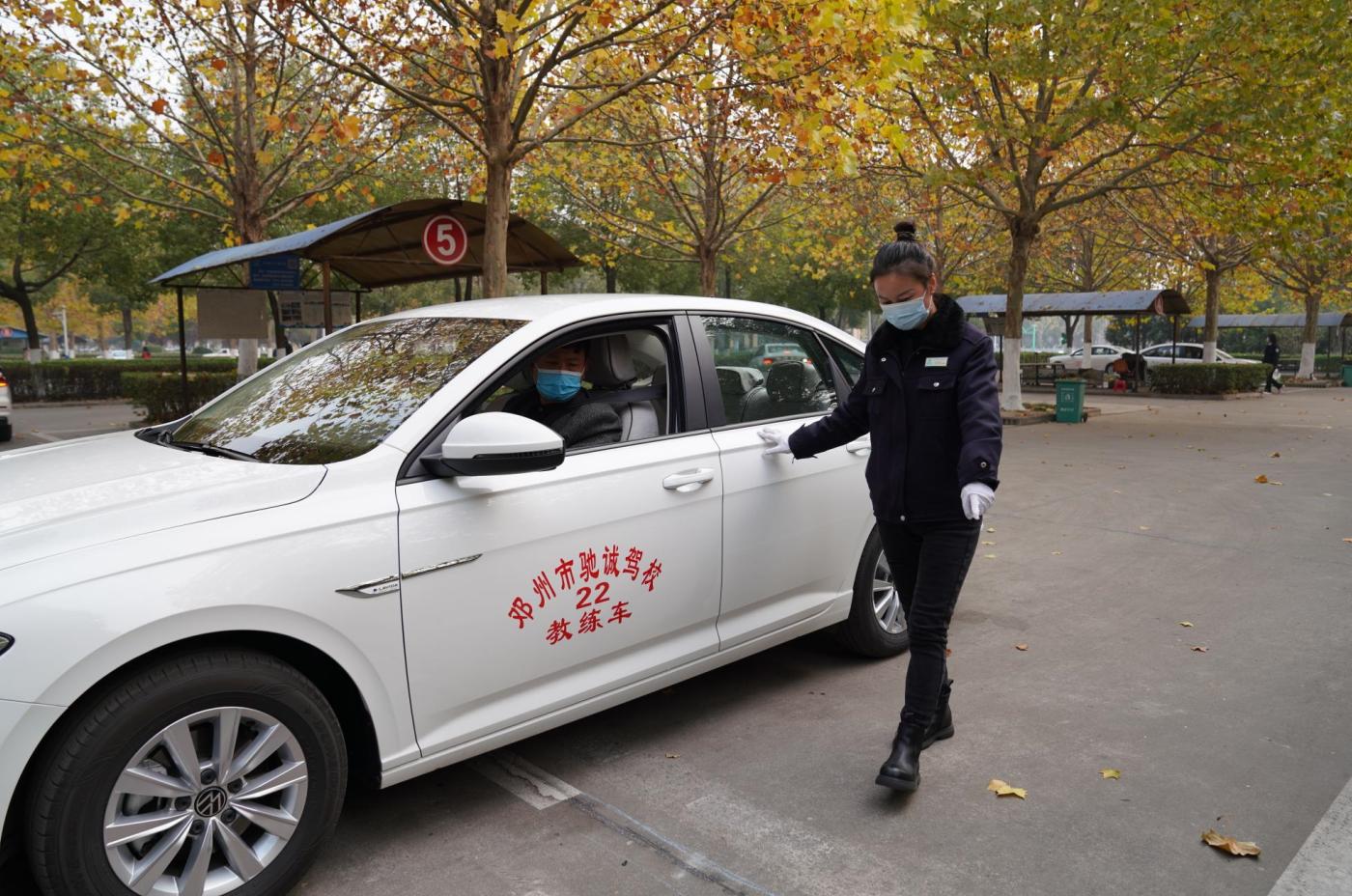 女的当驾校教练,多少岁可以当驾校教练