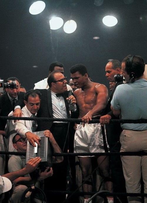 30张罕见晚清照:女子躺炕上欲仙欲死,骑跨在男子头上的洋人女子