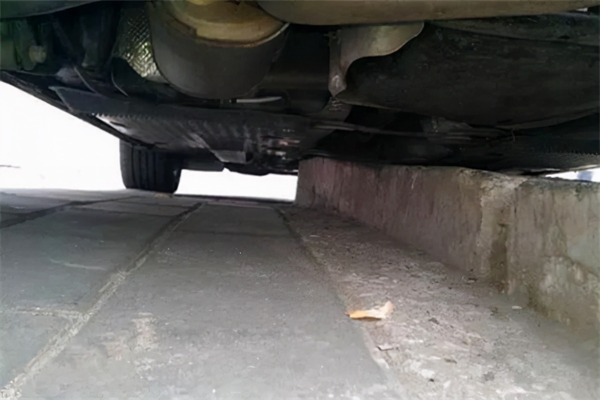 汽车发动机护板什么材质的安全,塑钢发动机护板安全隐患