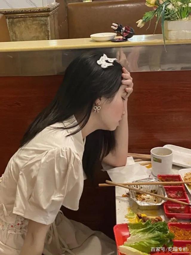 男子邀请邻桌女子喝酒,男子邀请女子喝酒