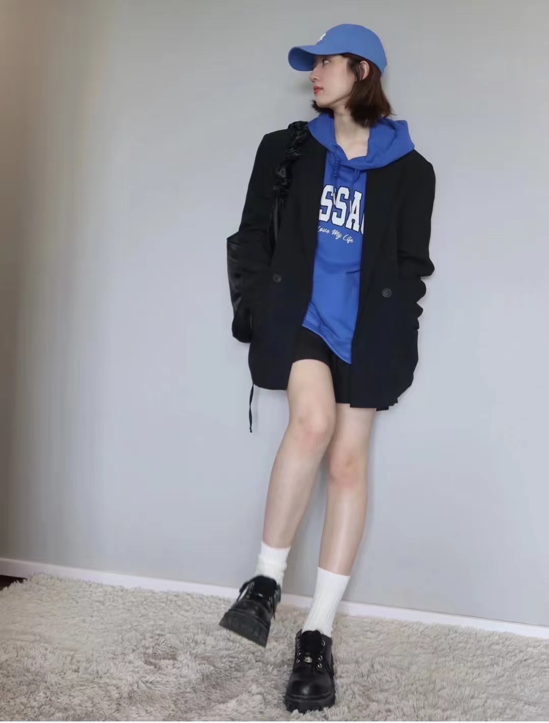 卫衣搭配什么裤子穿起来比较好,卫衣怎么同外套搭配才好看