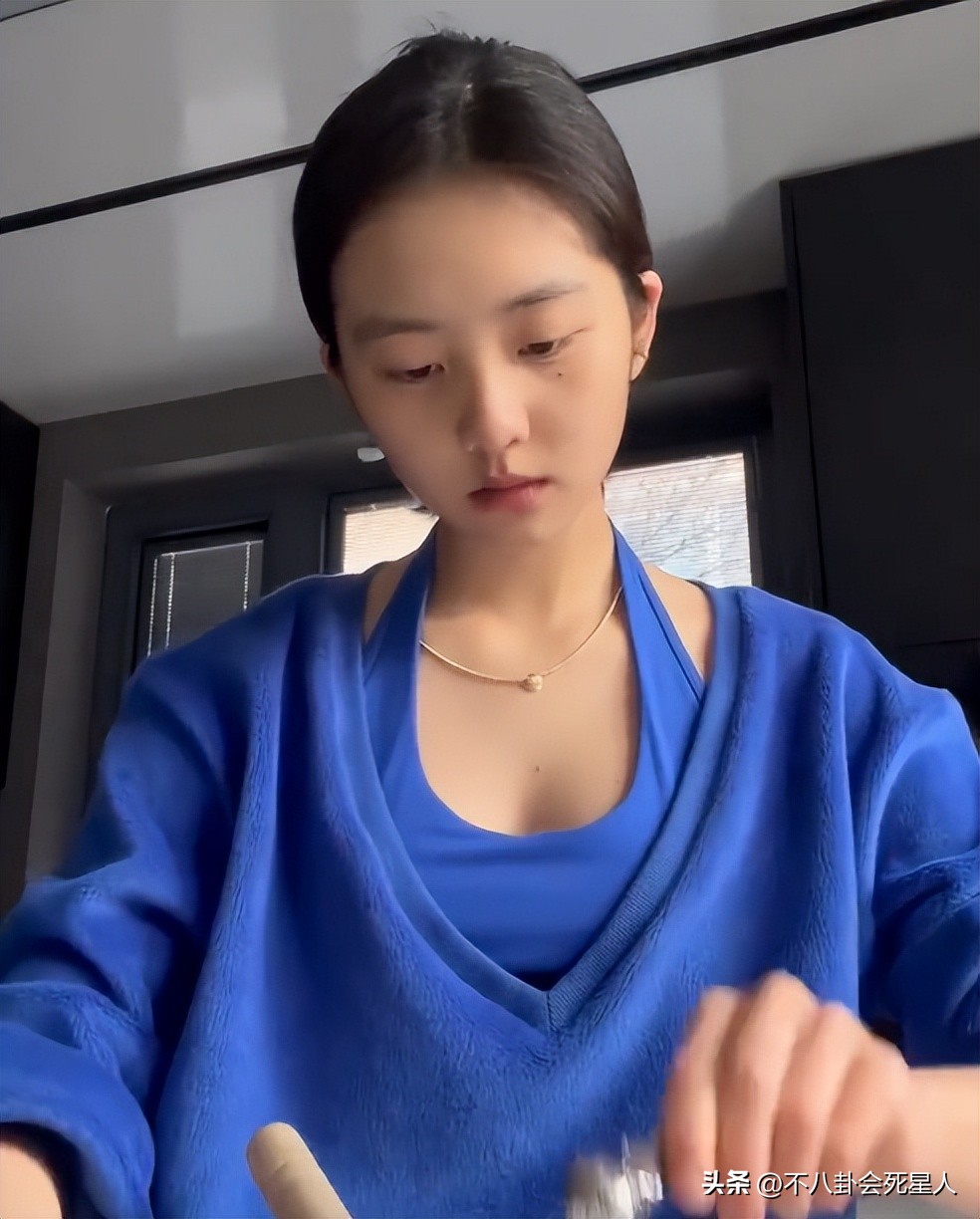 17岁黄多多近照曝光,17岁黄多多衣着