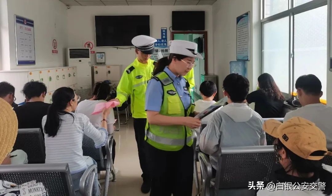 【暑期交通安全】暑期迎来“学车热”交警宣传进驾校把好安全“方向盘”