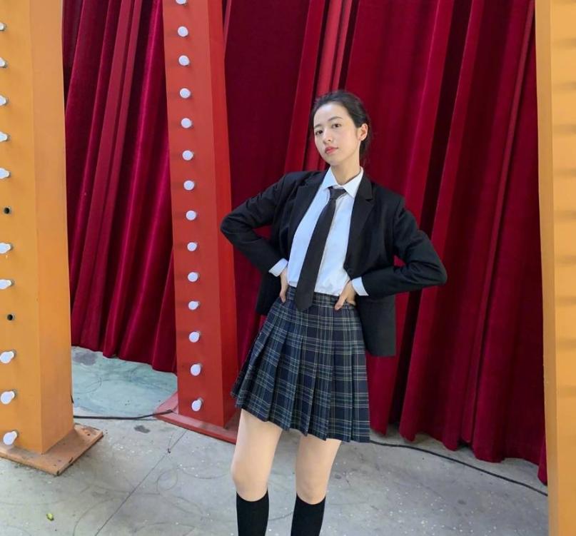 周雨彤彻底打破原有桎梏,穿白色*袜丝**搭配学生装摆脱淑女形象!