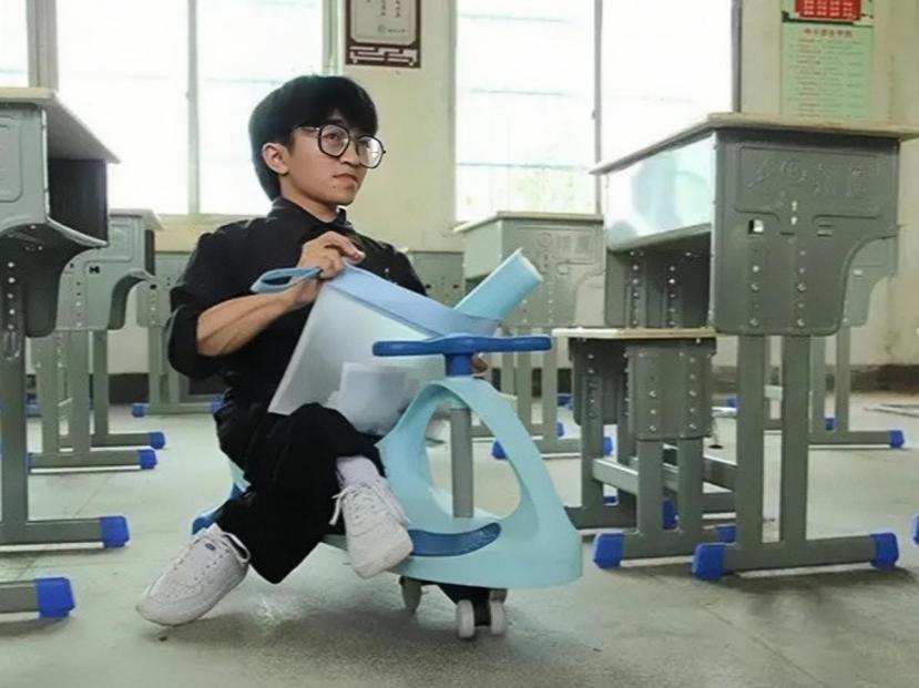 扭扭车男孩张亮哪里上大学,宿松县残疾人张亮