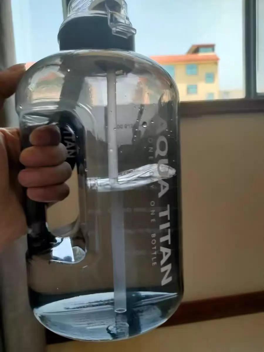 人手一个“吨吨桶”，暴饮险中毒？