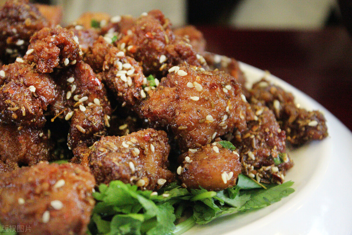 爆炒孜然羊肉粒最正宗的做法,孜然羊肉粒最正宗的做法不过油