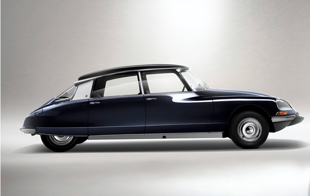 DS汽车X法国设计师品牌EgonLab合作推出能光合作用的服饰