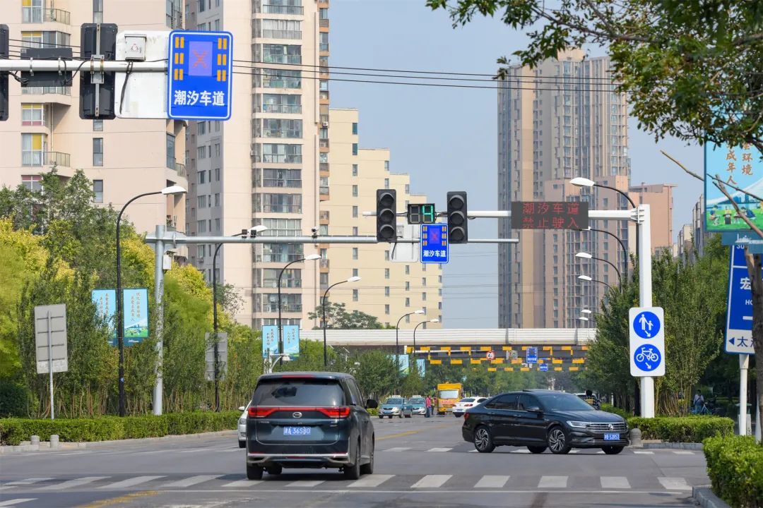 全市首条智能潮汐车道试运行,天津首条智能潮汐车道试运行