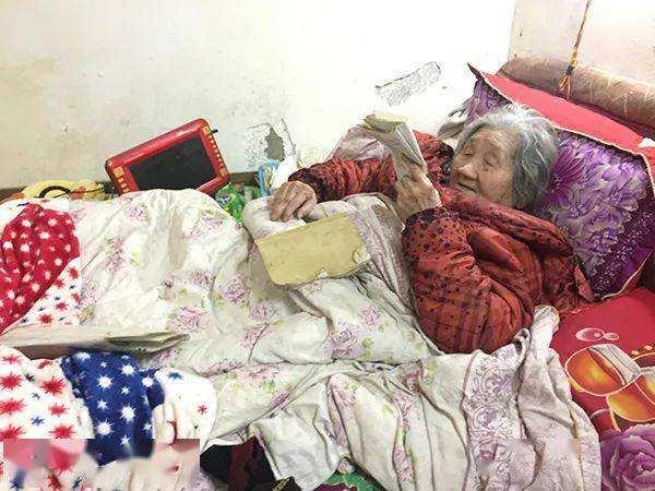 61岁怪大叔扮女人,41岁大叔假扮女子