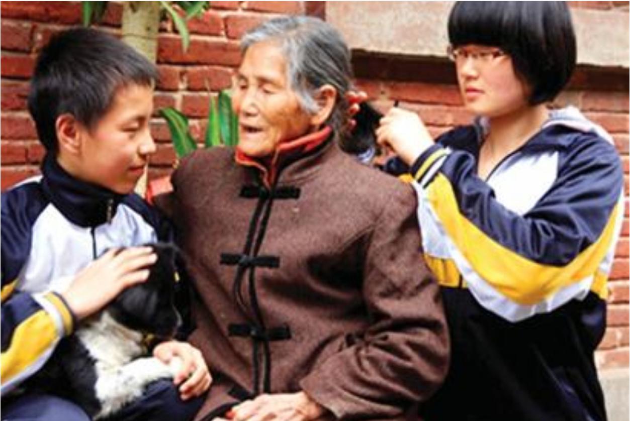 江西24岁小伙和85岁老人拍婚纱照,南昌24岁小伙和奶奶拍婚纱