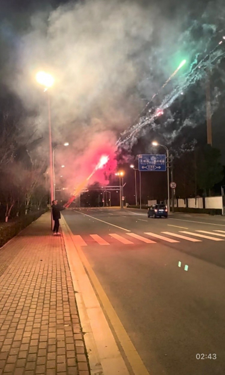 女足为中国男足胜利欢呼,女足夺得亚洲杯冠军球迷疯狂庆祝