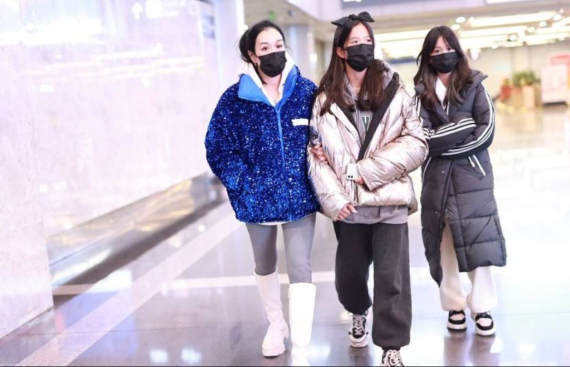 钟丽缇穿橘色运动装,钟丽缇身穿一身豹纹运动装