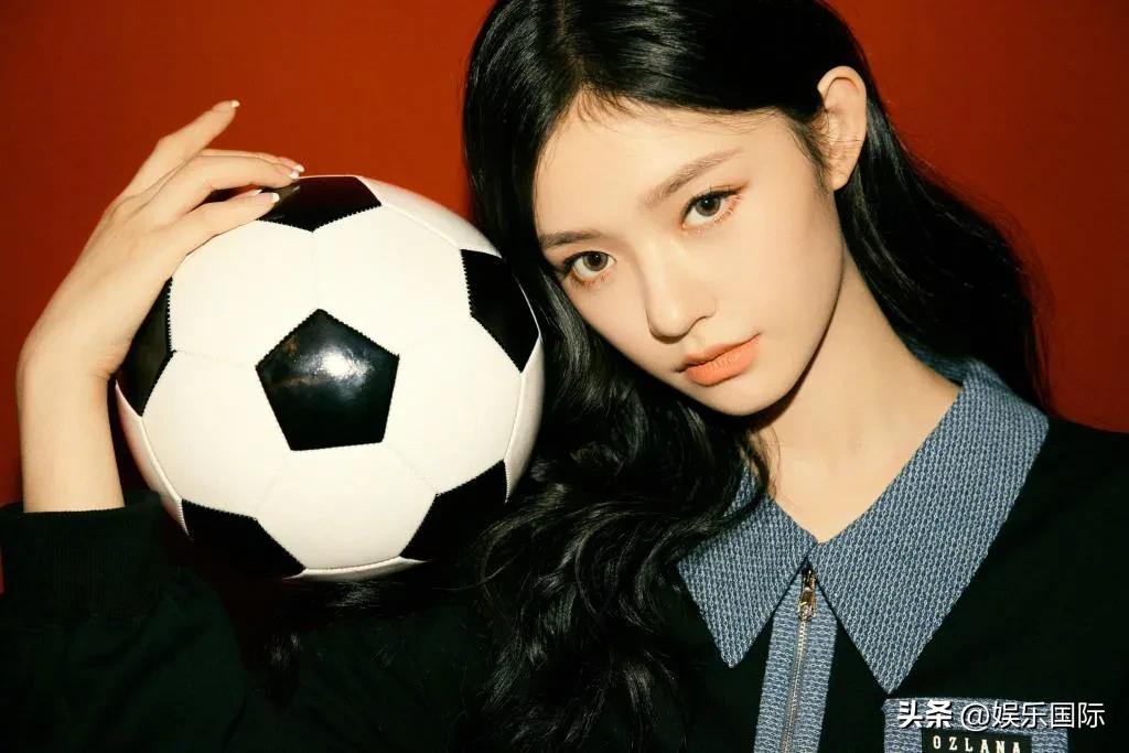 林允穿短裙抱足球娇俏可爱