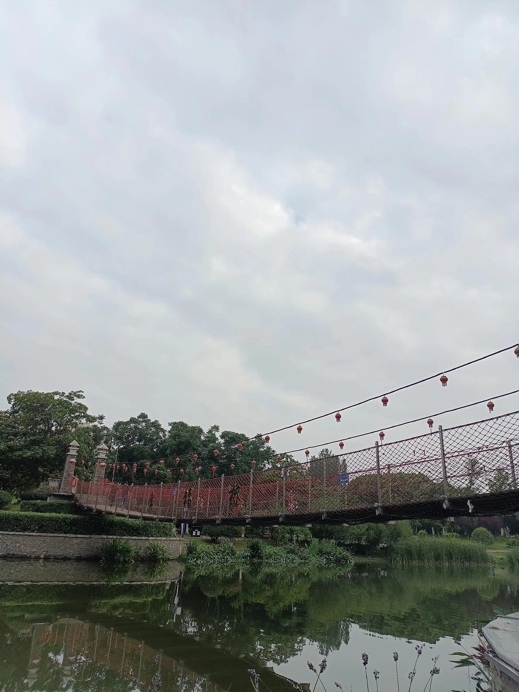 是塘西河公园的吊桥，不是高考的独木桥