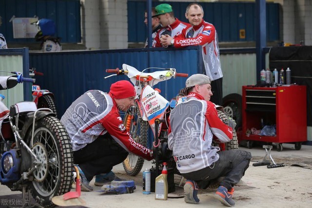 三轮摩托车可以加拖拉机机油吗,175三轮摩托车加多少升机油合适