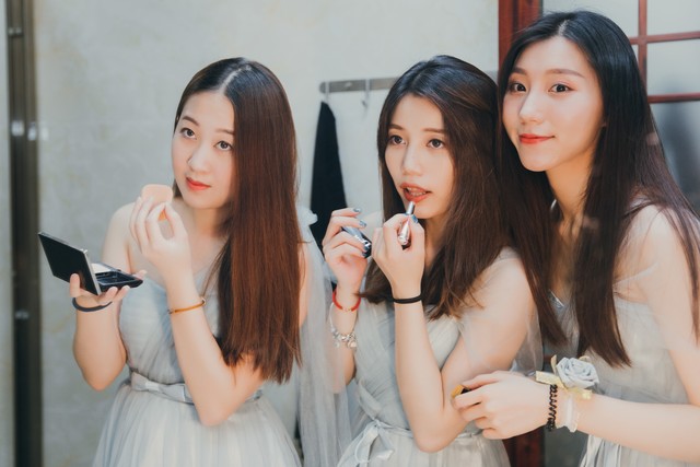 职业伴娘月入过万,00后女生做伴娘赚翻了